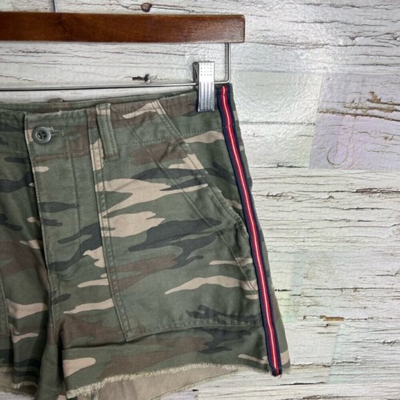 Gap camo 4 petite utility shorts with red strip green - Picture 3 of 9
